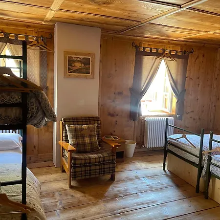 Rifugio Teggiate بيت شباب